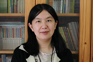 童話(huà)：獲獎(jiǎng)作品《小女孩的名字》作者：呂麗娜         獲獎(jiǎng)感言　　在這本書(shū)里，我讓我的小女孩安居在童話(huà)世界里。這是個(gè)比現(xiàn)實(shí)世界更大更神奇更遼闊的世界。我曾在一篇文章里這樣寫(xiě)過(guò)：當(dāng)一個(gè)小女孩走在路上，她總是一只腳踏在現(xiàn)實(shí)世界，一只腳踏在童話(huà)世界里。因?yàn)樾∨⒕褪沁@樣的，心里總是有那么多那么多的幻想，和那么多那么多的詩(shī)意，所以小女孩最適合住在童話(huà)故事里。