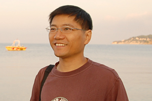 小說(shuō)：獲獎(jiǎng)作品《將軍胡同》作者：史雷         獲獎(jiǎng)感言　　在創(chuàng)作中，我逐漸形成了這樣的觀點(diǎn)，兒童文學(xué)作品應(yīng)當(dāng)是藝術(shù)品，這件藝術(shù)品不是寫(xiě)出來(lái)，而是用閱歷、思想、才華、時(shí)光和心血精心打磨雕刻出來(lái)的，就像是一位父親為自己的孩子手工制作玩具那樣，內(nèi)心中一定是充滿(mǎn)愛(ài)、溫暖和感動(dòng)的，他的態(tài)度一定是無(wú)比虔誠(chéng)和感恩的。