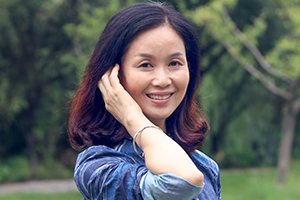 小說(shuō)：獲獎(jiǎng)作品《浮橋邊的湯木》作者：彭學(xué)軍         獲獎(jiǎng)感言　　這是一個(gè)看似懸疑冒險(xiǎn)的故事。我想寫(xiě)出男孩成長(zhǎng)的隱秘與曲折，千溝萬(wàn)壑、驚濤駭浪只起伏和洶涌于內(nèi)心。這或許是一種心理冒險(xiǎn)，而真正在冒險(xiǎn)的其實(shí)是作者本人。這是一條我從沒(méi)走過(guò)的路，第一次，書(shū)里的主人公不是女孩而是男孩，創(chuàng)作的路數(shù)也迥異于已往。對(duì)我來(lái)說(shuō)，這才是真正意義上的“原創(chuàng)”。