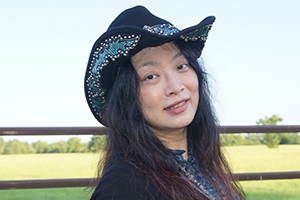 小說(shuō)：獲獎(jiǎng)作品《沐陽(yáng)上學(xué)記·我就是喜歡唱反調(diào)》作者：蕭萍         獲獎(jiǎng)感言　　如果這樣的野心來(lái)自于一個(gè)中國(guó)母親的日常，如果我的孩子沒(méi)有經(jīng)歷什么幼升小、小升初，如果我不是那個(gè)看起來(lái)神情淡定，卻站在培訓(xùn)班外六神無(wú)主、琴房邊神經(jīng)兮兮的沐陽(yáng)媽?zhuān)揖筒粫?huì)沉下心重新學(xué)習(xí)寫(xiě)作和成長(zhǎng)——可是一個(gè)母親的成長(zhǎng)是不容易被人看見(jiàn)的——我們永遠(yuǎn)無(wú)法像阿爾法狗那樣，不動(dòng)聲色、夜以繼日地自我超越……