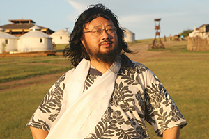 小說(shuō)：獲獎(jiǎng)作品《一百個(gè)孩子的中國(guó)夢(mèng)》作者：董宏猷         獲獎(jiǎng)感言　　我還記得第一次閱讀安徒生童話(huà)時(shí)的情景。那是一個(gè)寒冷的冬夜，雪花無(wú)聲地飄落在漢口古老而幽深的小巷里。一個(gè)中國(guó)小男孩被一個(gè)丹麥小女孩的故事深深地感動(dòng)了，他的眼中盈滿(mǎn)了無(wú)言的淚花。他真想問(wèn)問(wèn)那個(gè)姓“安”的叔叔，小女孩的火柴賣(mài)完了嗎？那天晚上他做了一個(gè)夢(mèng)，夢(mèng)見(jiàn)一大片紅色的麥田……