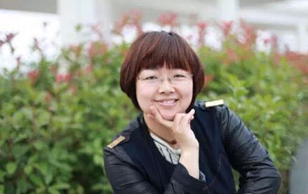 童話(huà)：獲獎(jiǎng)作品《布羅鎮(zhèn)的郵遞員》作者：郭姜燕         獲獎(jiǎng)感言　　應(yīng)該說(shuō)，我是邊進(jìn)行兒童教育研究邊進(jìn)行兒童文學(xué)創(chuàng)作的。兒童文學(xué)使我成了一個(gè)懂孩子也讓孩子更喜歡的老師。為了寫(xiě)出對(duì)得起孩子的作品，我時(shí)時(shí)告誡自己，不要急、不要貪，慢慢寫(xiě)，寫(xiě)出讓自己滿(mǎn)意的作品，才有可能讓孩子們滿(mǎn)意。