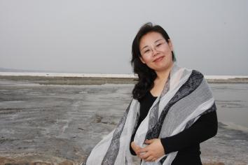 詩(shī)歌：獲獎(jiǎng)作品《夢(mèng)的門(mén)》作者：王立春         獲獎(jiǎng)感言　　每一個(gè)孩子都帶著“神諭”似的想象和智慧來(lái)到人間，他們說(shuō)著神奇的話(huà)，他們做著神奇的事。他們混沌未開(kāi)，他們物我不分，他們天然、純樸，神情四溢。他們像風(fēng)一樣歪著肩膀奔跑，像鳥(niǎo)一樣張開(kāi)雙臂飛翔；他們有時(shí)看世界是仰視的，有時(shí)也調(diào)皮地倒立，把世界翻過(guò)來(lái)。