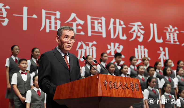 錢(qián)小芊在第十屆全國(guó)優(yōu)秀兒童文學(xué)獎(jiǎng)?lì)C獎(jiǎng)典禮上致辭