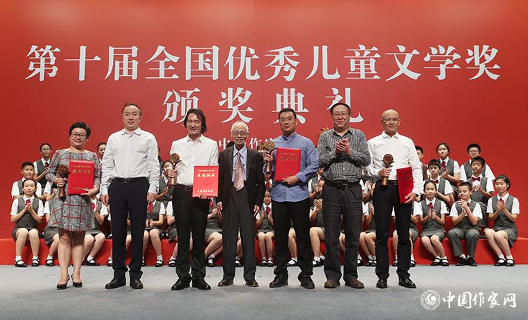 高洪波、孟祥林、樊發(fā)稼為散文、報(bào)告文學(xué)、科幻文學(xué)獲獎(jiǎng)?wù)哳C獎(jiǎng)