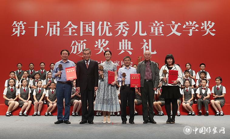 錢(qián)小芊、金波為小說(shuō)獲獎(jiǎng)?wù)哳C獎(jiǎng)