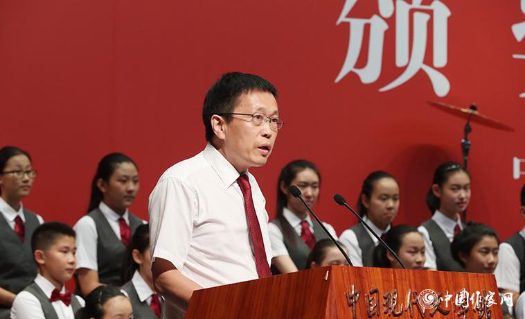 方衛(wèi)平在頒獎(jiǎng)典禮上宣讀獲獎(jiǎng)童話(huà)授獎(jiǎng)辭