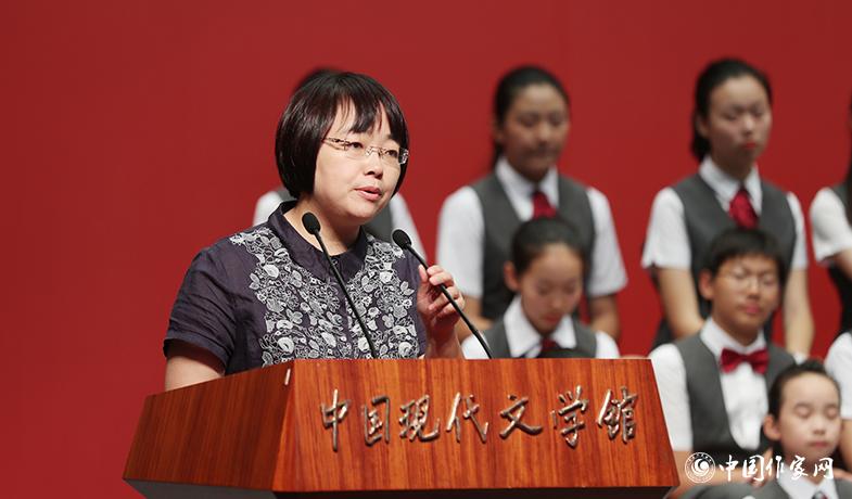 郭姜燕代表童話(huà)獲獎(jiǎng)?wù)甙l(fā)表獲獎(jiǎng)感言