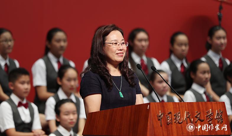 王立春代表詩(shī)歌、幼兒文學(xué)獲獎(jiǎng)?wù)甙l(fā)表獲獎(jiǎng)感言