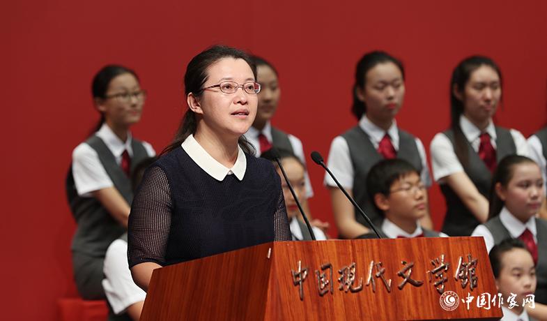 李利芳在頒獎(jiǎng)典禮上宣讀獲獎(jiǎng)散文、報(bào)告文學(xué)、科幻文學(xué)授獎(jiǎng)辭