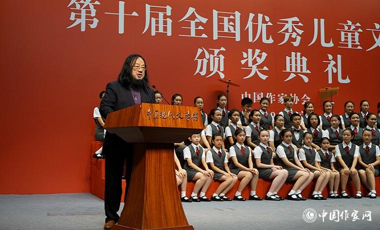 董宏猷代表小說(shuō)獲獎(jiǎng)?wù)甙l(fā)表獲獎(jiǎng)感言