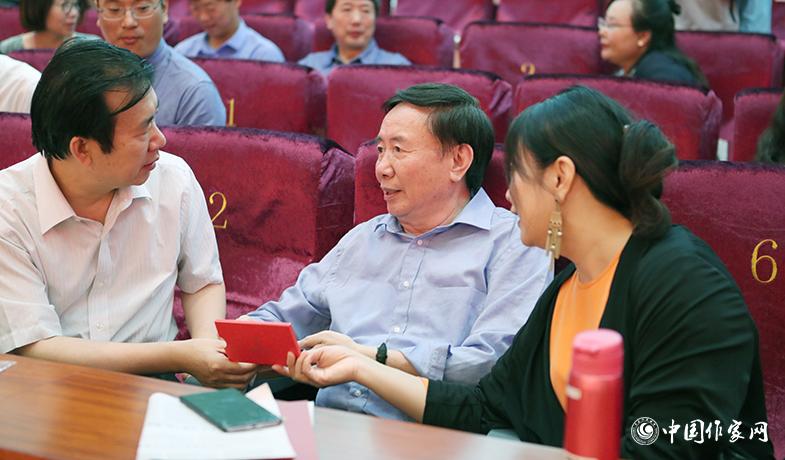 頒獎(jiǎng)典禮開(kāi)始前獲獎(jiǎng)作家張煒、張之路、蕭萍交談