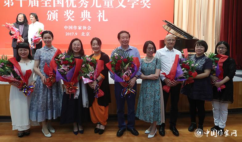 頒獎(jiǎng)典禮結(jié)束后，獲獎(jiǎng)作家合影留念