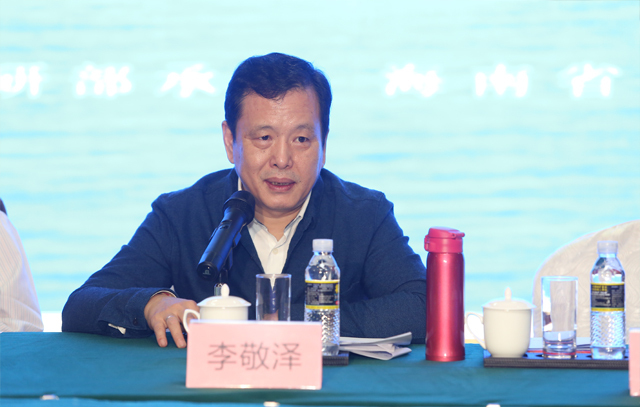 中國作協(xié)黨組成員、副主席李敬澤主持開幕式