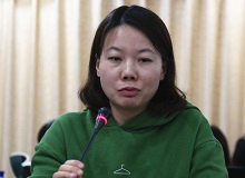 岳雯：“為己”的寫作與限度意識“剜爛蘋果?銳批評文叢”建立在“破”的基礎(chǔ)上，“把爛的剜掉，把好的留下來吃”。[詳細(xì)]