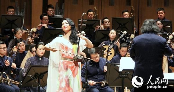 二胡演奏家馬曉暉與樂隊一起演奏《梁祝》。記者 任彥攝