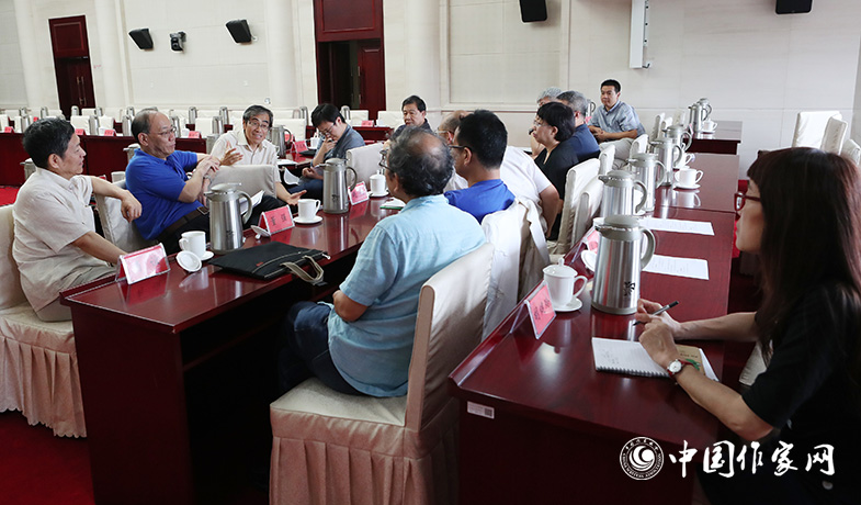 7月28日，全體會后文學(xué)翻譯獎評獎委會召開會議