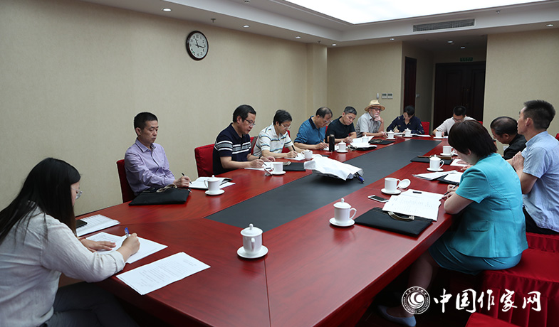7月28日，全體會后文學(xué)理論評論獎評獎委員會召開會議