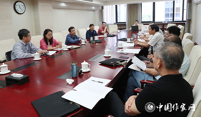 7月28日，全體會后中篇小說獎評獎委員會召開會議