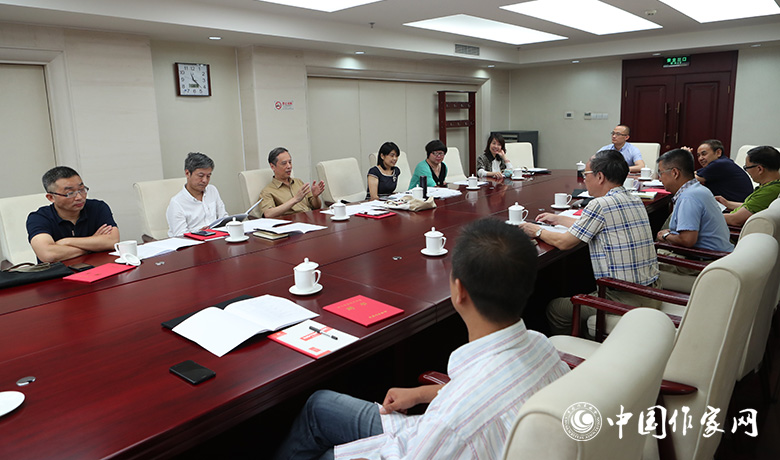 7月28日，全體會后短篇小說獎評獎委員會召開會議