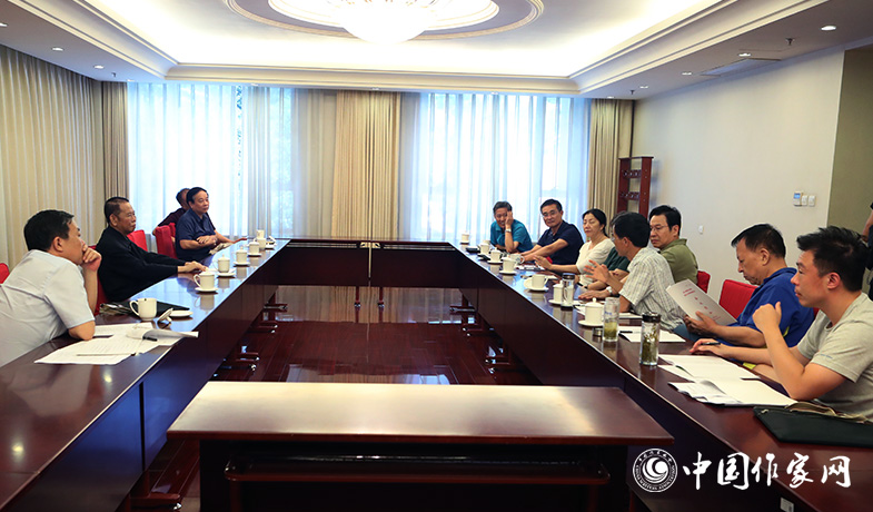 7月28日，全體會后報告文學(xué)獎評獎委員會召開會議