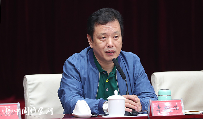 7月28日，李敬澤在全體會上就《魯迅文學(xué)獎評獎條例》和《評獎細則》做講解說明