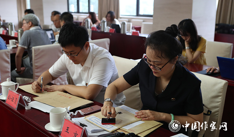 8月11日，公證處人員將終評選票情況封存