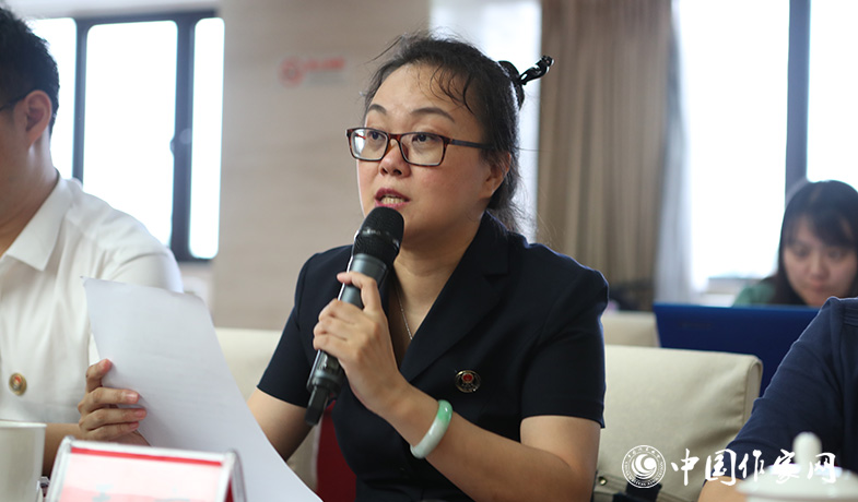 8月11日，公證處公證員在終評會上宣讀公證書