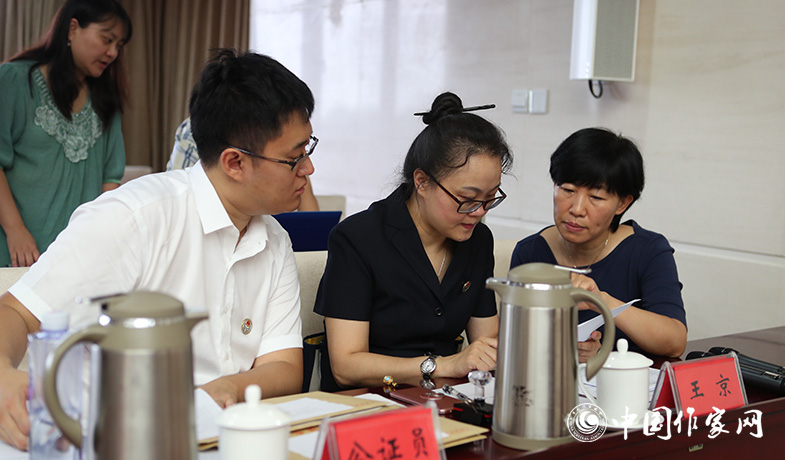 8月11日，公證處公證人員檢查選票統(tǒng)計情況