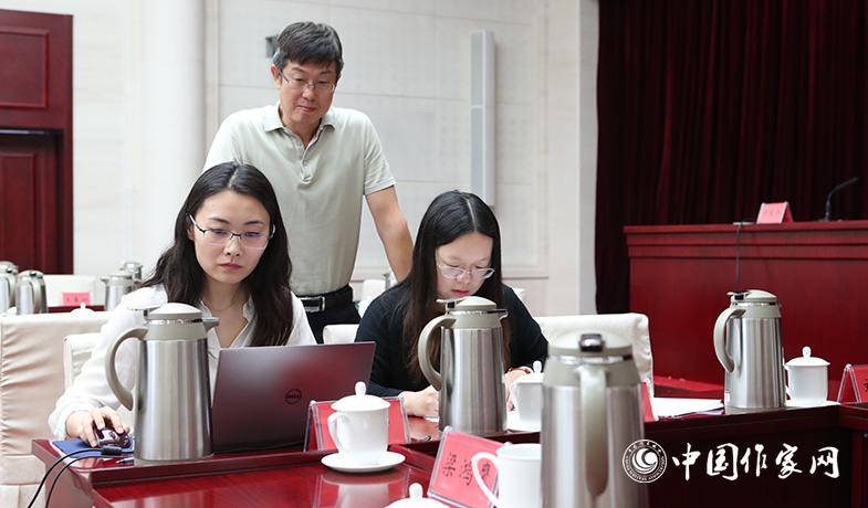 8月11日，聯(lián)絡(luò)員統(tǒng)計選票，紀監(jiān)組人員監(jiān)督工作