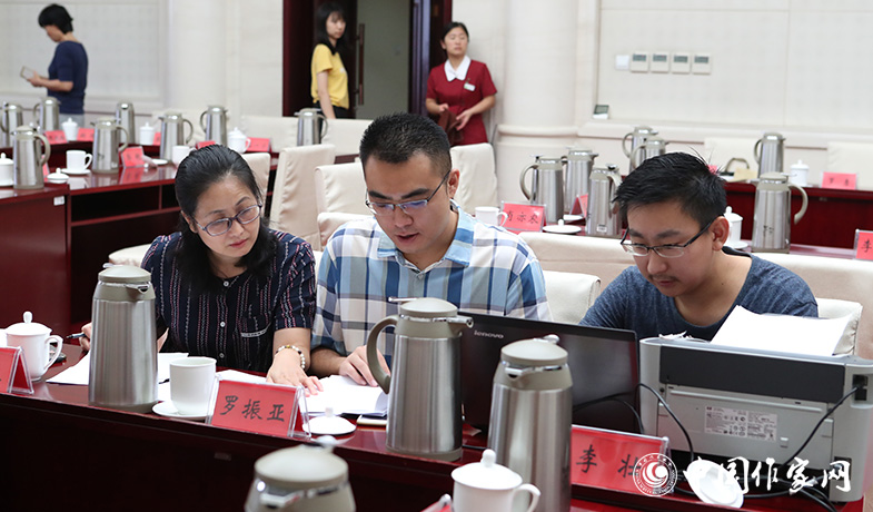 8月11日，聯(lián)絡(luò)員統(tǒng)計選票，紀監(jiān)組人員監(jiān)督工作