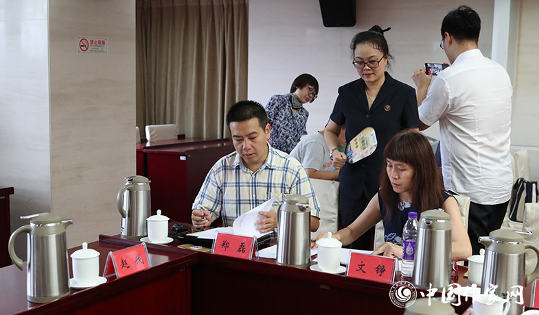 8月11日，聯(lián)絡(luò)員統(tǒng)計選票，公證處人員監(jiān)督工作