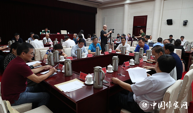 8月11日，評委們在終評會上填寫選票