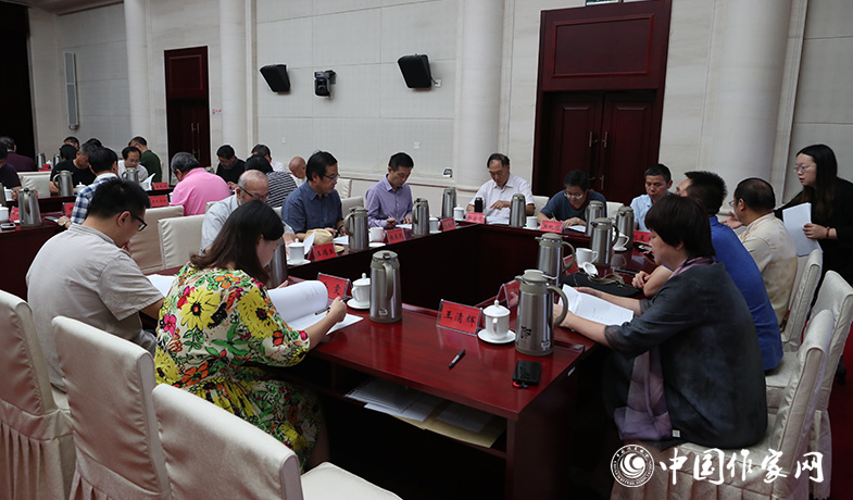 8月11日，評委們在終評會上填寫選票