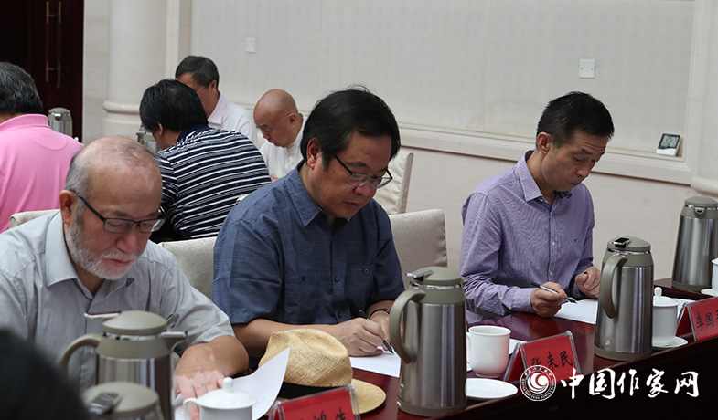 8月11日，評委們在終評會上填寫選票