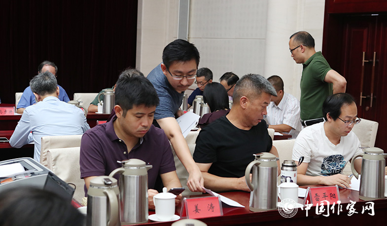 8月11日，聯(lián)絡(luò)員在向評委會收發(fā)選票