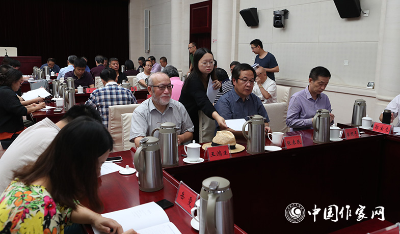 8月11日，聯(lián)絡(luò)員在向評委會收發(fā)選票