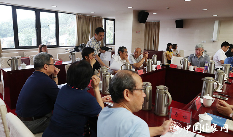 8月11日，聯(lián)絡(luò)員在向評委會收發(fā)選票