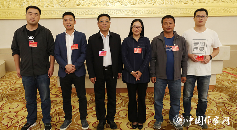 來(lái)，我們也合個(gè)影！