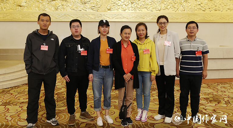 來(lái)，合個(gè)影吧！