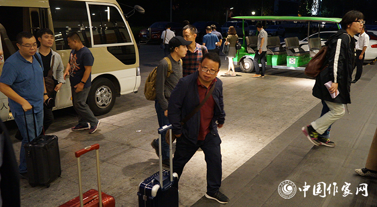 夜深了，青創(chuàng)會(huì)代表來(lái)到會(huì)場(chǎng)