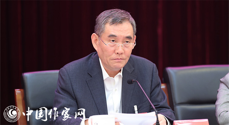 中國(guó)作協(xié)黨組書(shū)記、副主席錢小芊作報(bào)告