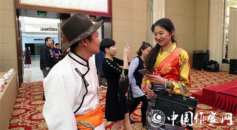 開(kāi)幕式結(jié)束后，代表們合影留念