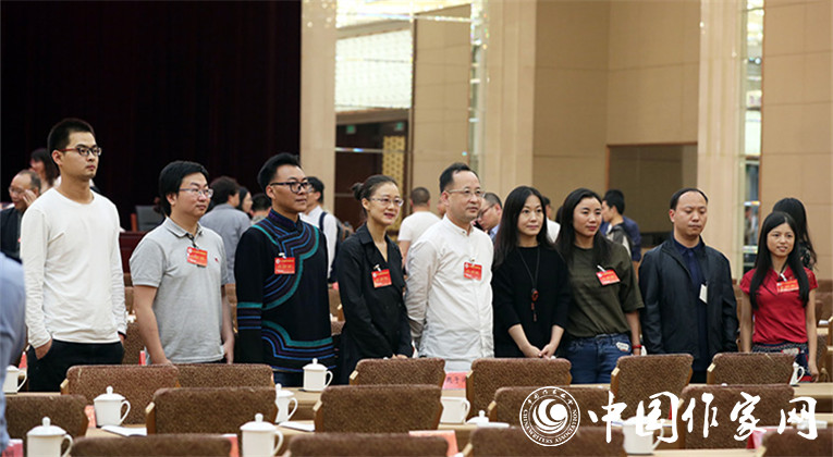 開(kāi)幕式結(jié)束后，代表們合影留念