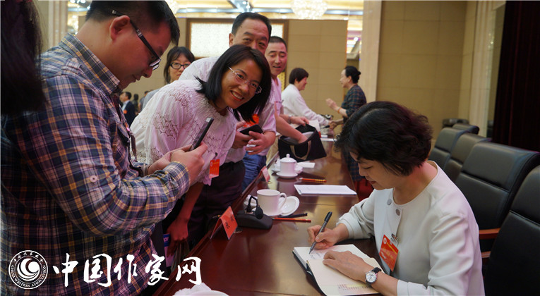 開(kāi)幕式結(jié)束后，鐵凝為代表們簽名留念