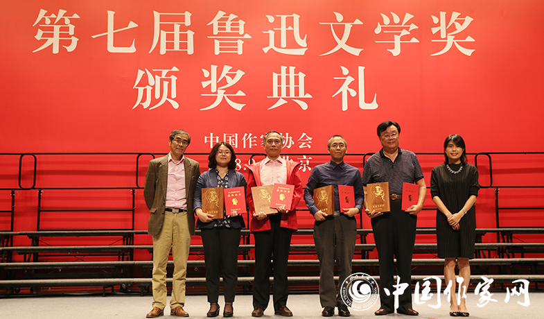 魯敏、陸健德為翻譯獎獲獎作家頒獎