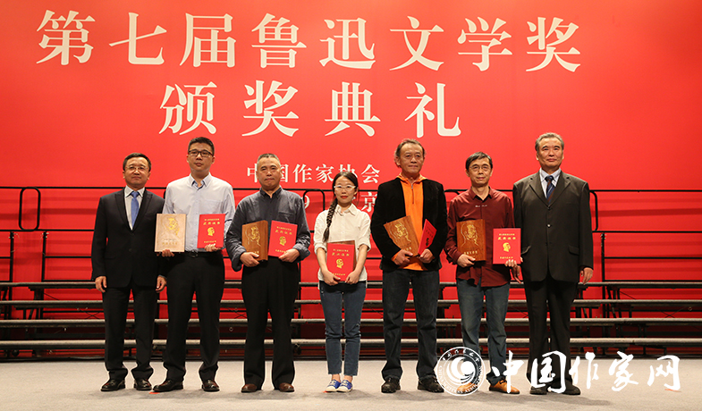 李冰、閻晶明為散文雜文獎獲獎作家頒獎