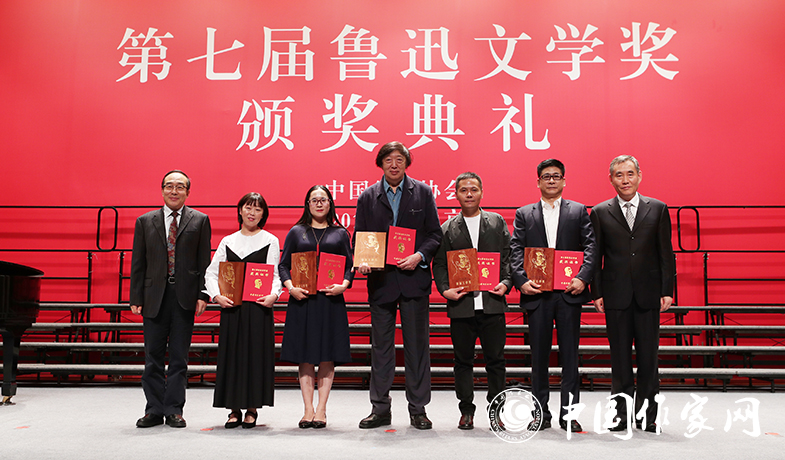 錢小芊、郭義強為短篇小說獎獲獎作家頒獎