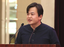 王威廉：人,時(shí)間的容器　　寫作的人在時(shí)間的蒼茫海面上需要看得更多、望得更遠(yuǎn)，才能帶給寫作真正的自由。[詳細(xì)]