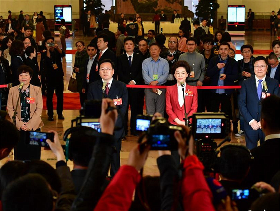 全國政協(xié)委員接受記者采訪。